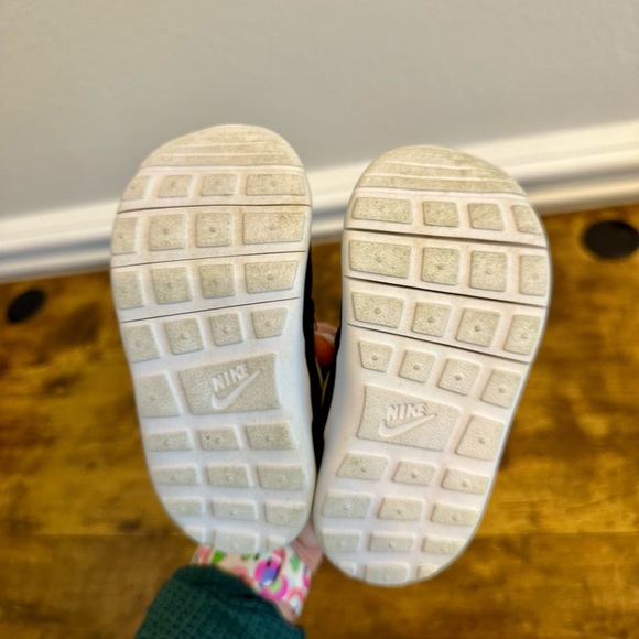 Nike Roshe Run Toddler size 7 Black Silver Sneakers EUC - Picture 5 of 6